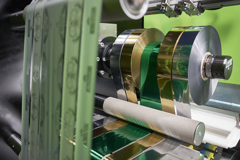 DM-UNILINER 3D is web-fed printing in gold, silver and green