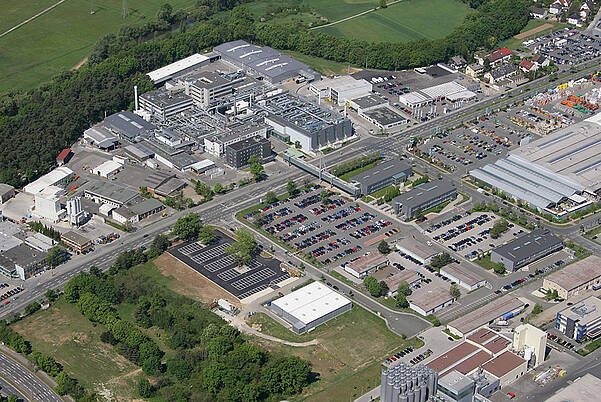 KURZ-Headquarter mit Solaranlagen aus der Vogelperspektive