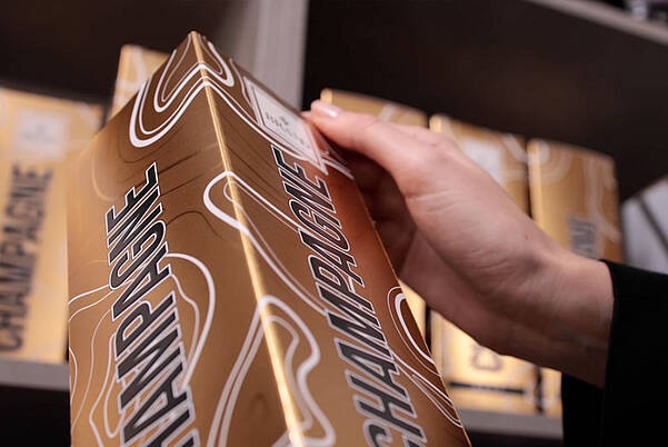 Product design: Luxuriously finished folding box in gold high gloss